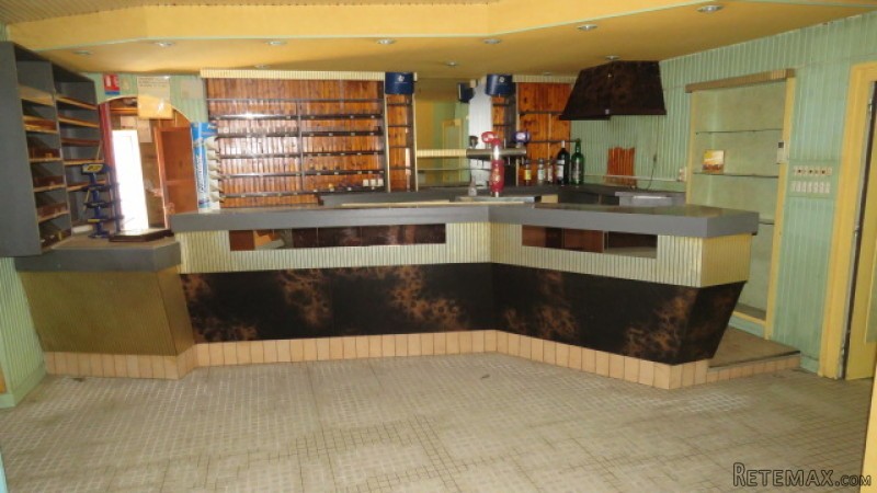 Resto / bar on busy road on edge of.. - 2