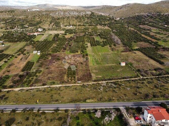 DONJE POLJE - Građevinsko zemljište 2500 m2 - 2