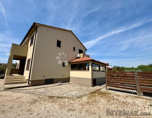 GRAD KRK, KUĆA SA BAZENOM + INVESTICIJSKI TEREN - 3