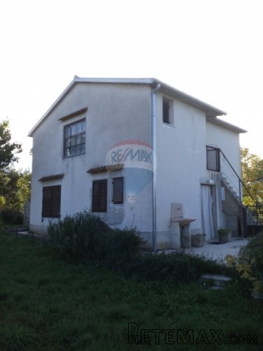 ISTRA, RAKALJ DVIJE KUĆE NA PRODAJU