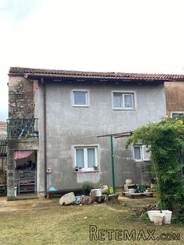 Prodaja dvojne kuće sa pomoćnim objektom (manja kuća) i ze..