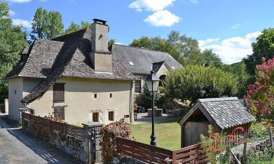 Nr Argentat sur Dordogne - Superb ensemble of riverside houses..