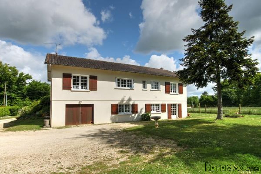 Civray (86) - Sous-sol property on the edge of the town, large..