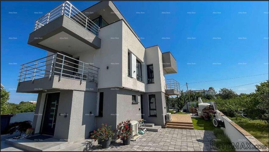 Moderna vila u Istri s pogledom na more, krovnom terasom i..