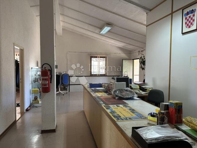 Matulji-poslovni prostor 400m2 sa 680 m2okućnice