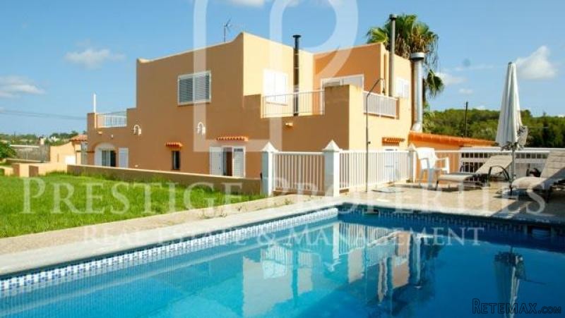 House with swimming-pool in the center..