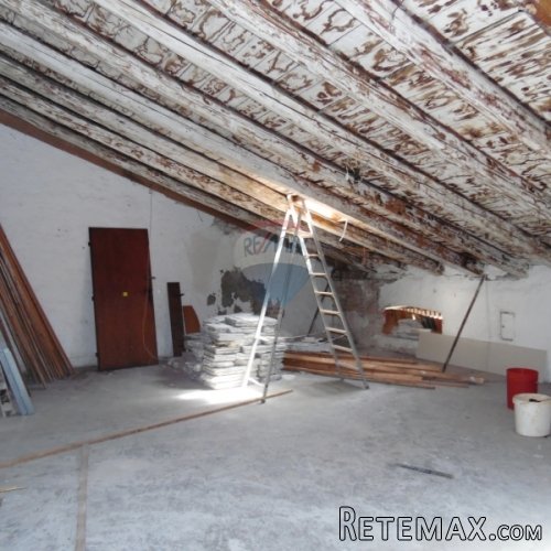 Ista,Centar Pula, potkrovlje za renoviranje 162 m2 - 2