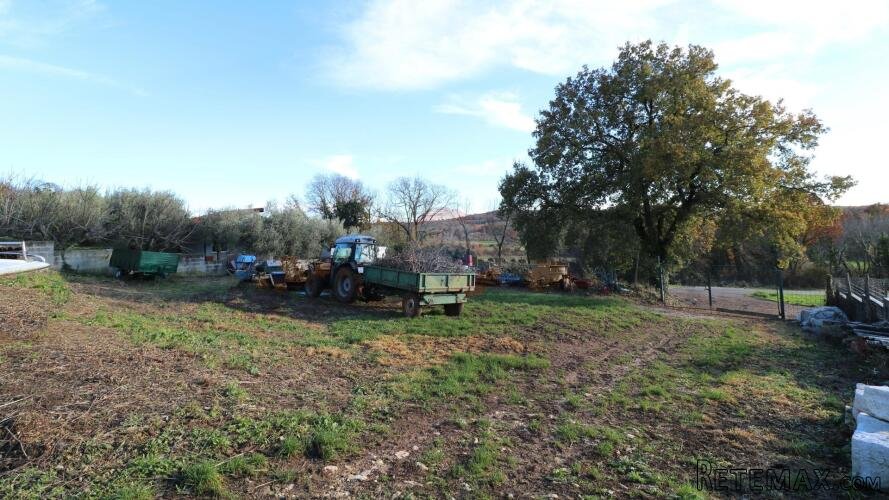 POREČ-građevinska parcela na rubu građevinske zone - 3