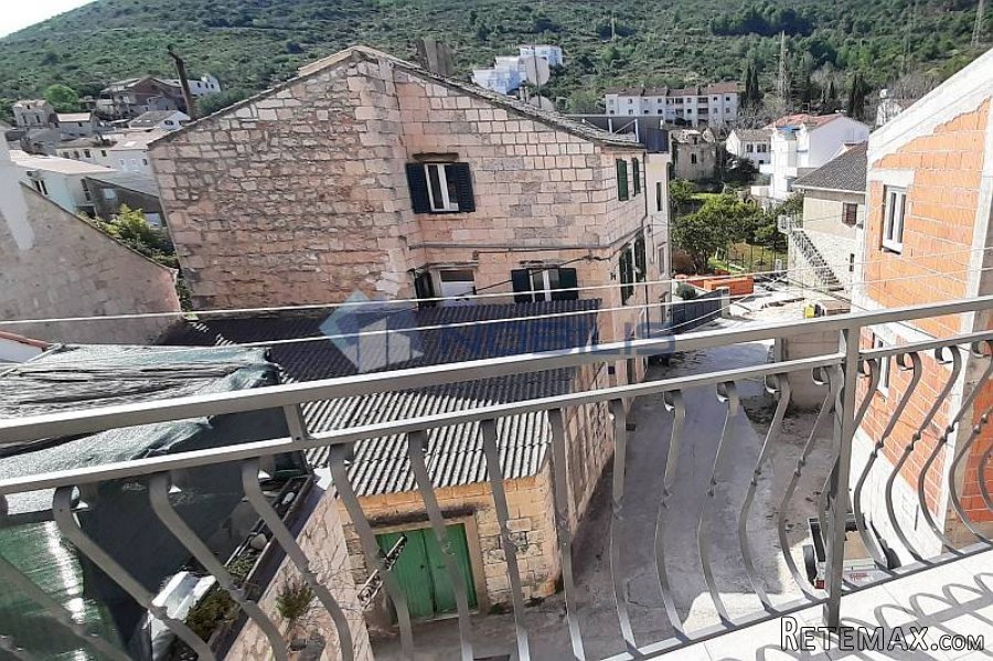 Vis, kamena kuća 120 m2 u centru s dvorištem 30 m2 - 3