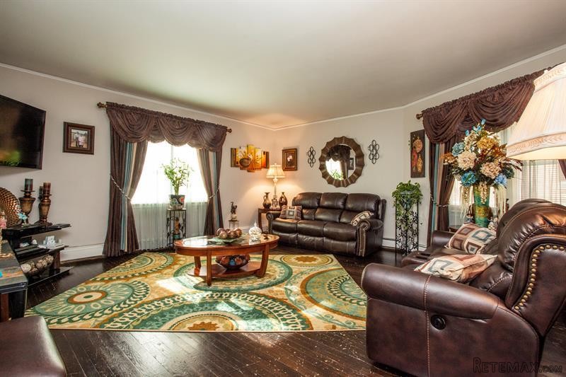 5 bedroom Flat For Sale: 31 White Oak.. - 2