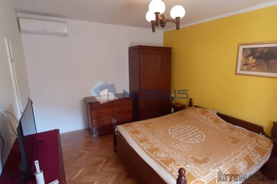 Vis, kamena kuća 120 m2 u centru s dvorištem 30 m2 - 9
