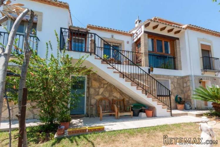 Beautiful Townhouse for sale on two levels overlooking the.. - 2