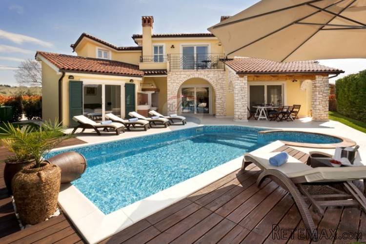 KAŠTELIR, ZANIMLJIVA VILLA SA BAZENOM - 2