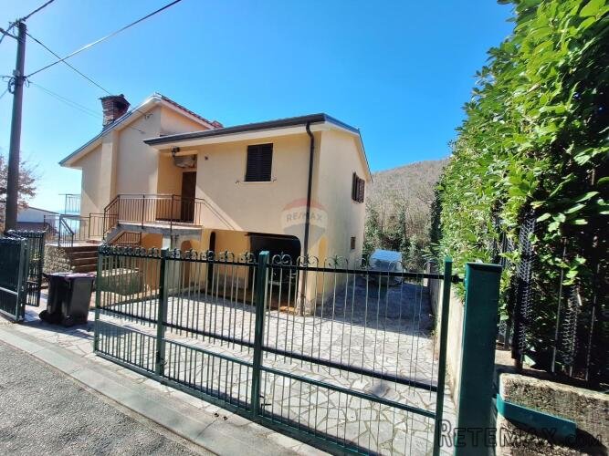 Opatija, Pobri - samostojeća kuća s dva stana i garažom - 2