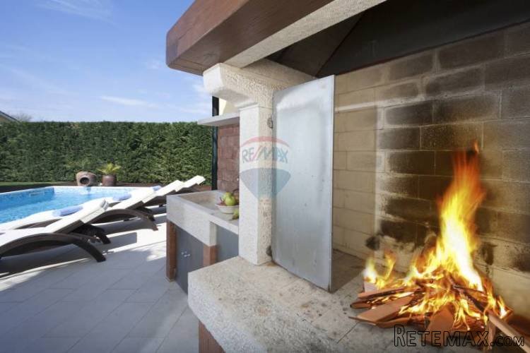 KAŠTELIR, ZANIMLJIVA VILLA SA BAZENOM - 4