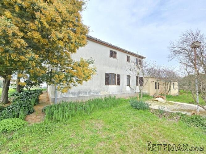 Prostrana kuća u blizini Pule ! Dva stana- 2500 m² z..