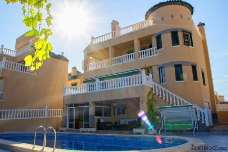 5 Bedrooms - Villa - Alicante - For Sale