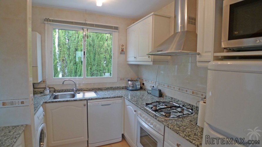 A stunning villa for sale located on a small and select.. - 7