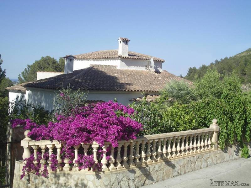 Four bedroom detached villa with pool.