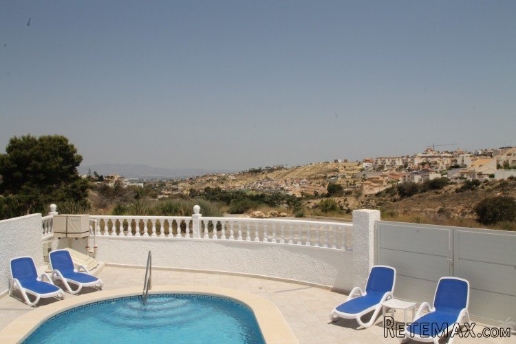 This single storey villa with spectacular views over the.. - 2