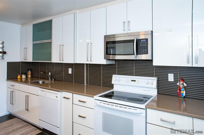 2 bedroom Commercial Property For Sale:..