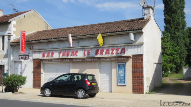 Resto / bar on busy road on edge of..
