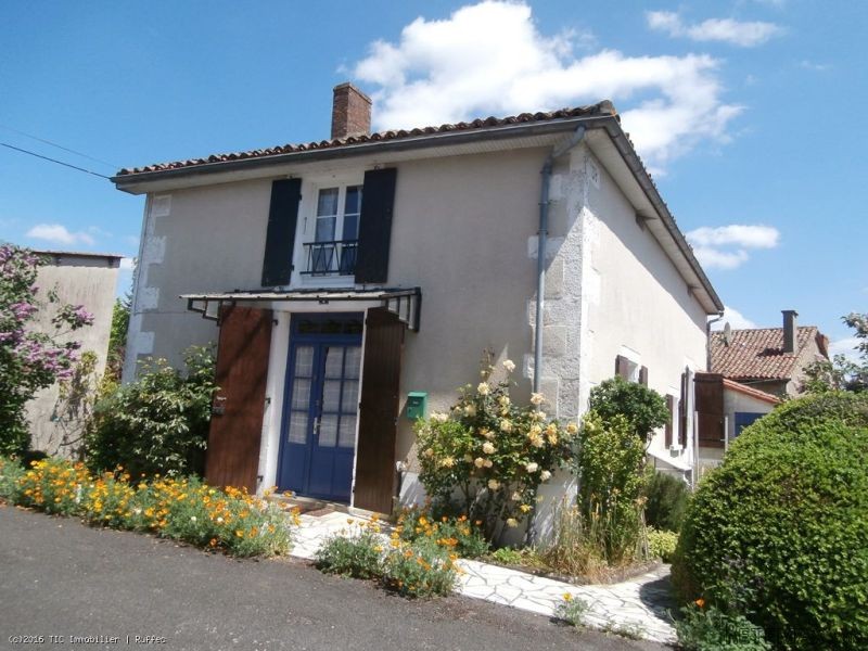 Lovely Town House In Good Condition..