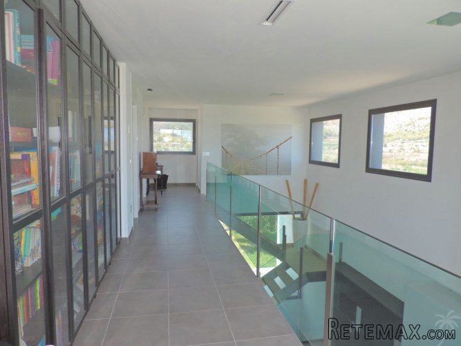 This modern property is located in the middle of nature, on.. - 8
