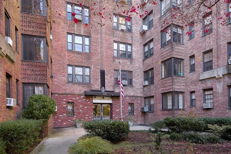 2 bedroom Commercial Property For Sale:..