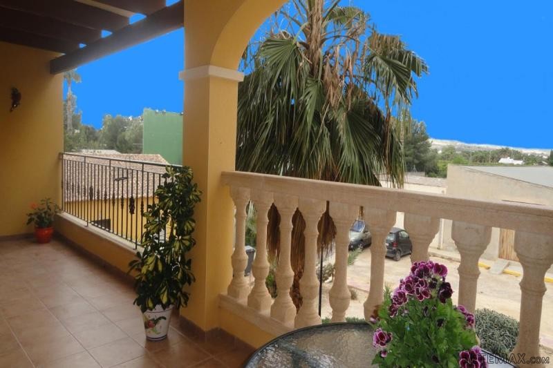 Spacious 3 beds Apartment with roof top..