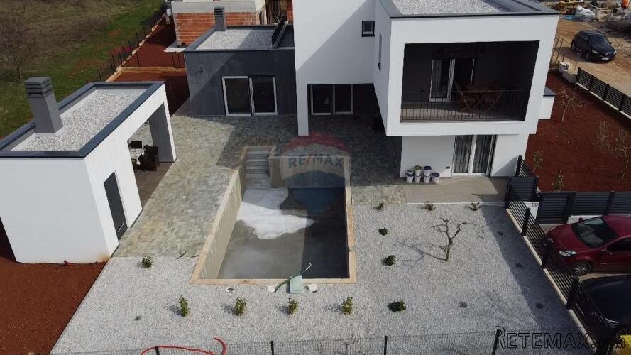 Moderna vila s bazenom u Kašteliru - 7