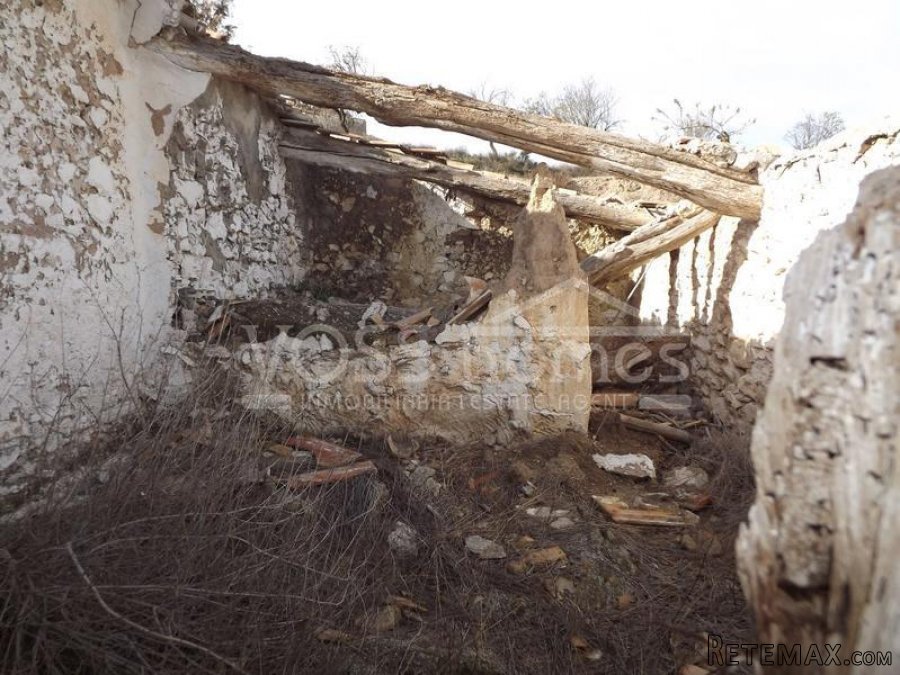 Large approx 150m2 country house to renovate on rustic land.. - 11