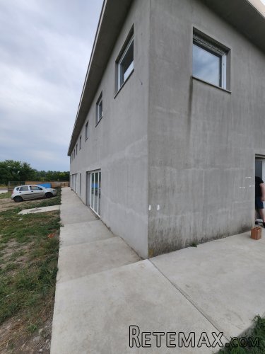 Izdaje se poslovni objekat od 550m2 - 2