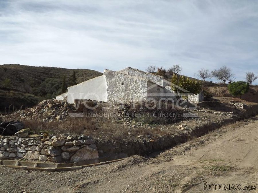Large approx 150m2 country house to renovate on rustic land.. - 12
