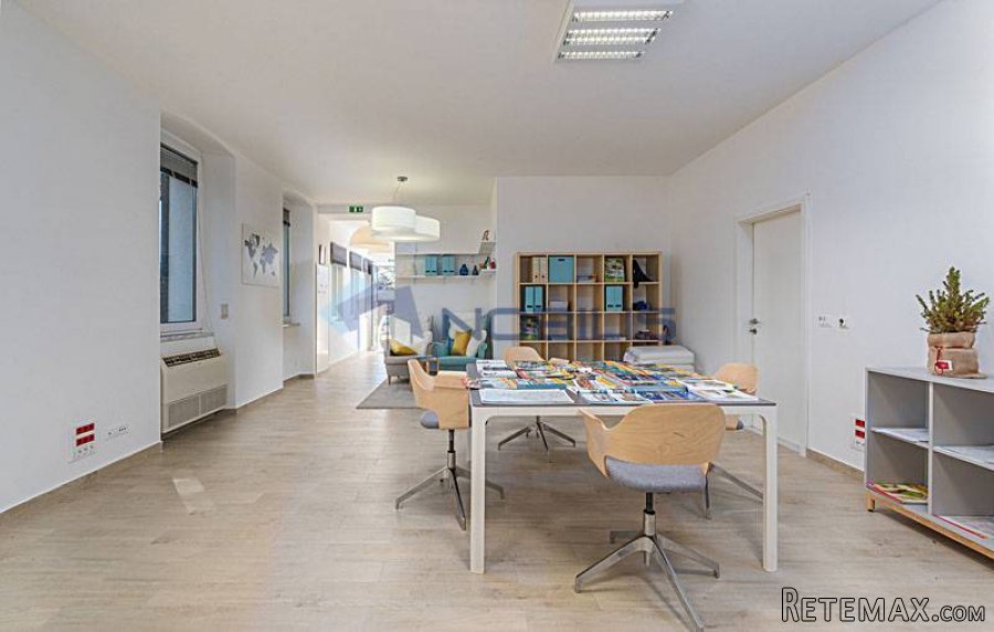 Poreč, centar - prizemni ulični poslovni prostor, 61m2 - 2
