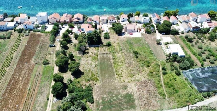 Veliko zemljište nadomak mora ! - 2