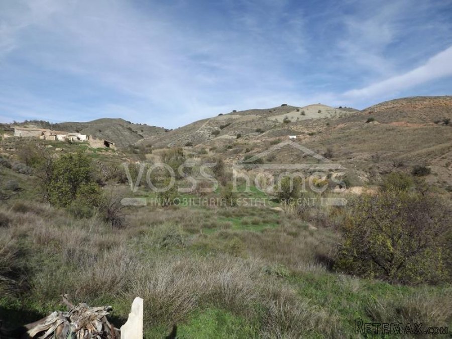 Large approx 150m2 country house to renovate on rustic land.. - 13