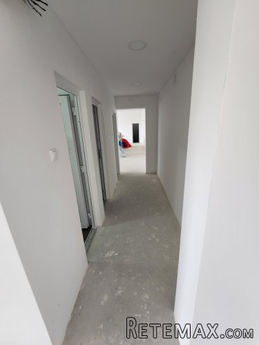 Izdaje se poslovni objekat od 550m2 - 4