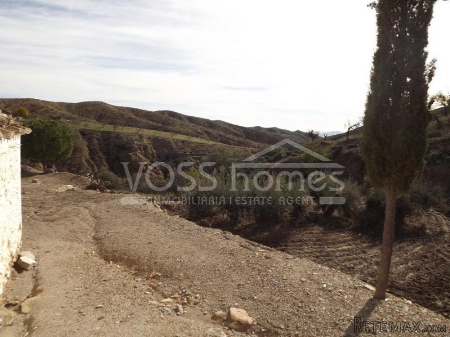 Large approx 150m2 country house to renovate on rustic land.. - 14