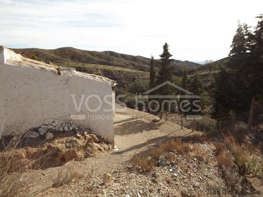 Large approx 150m2 country house to renovate on rustic land.. - 15
