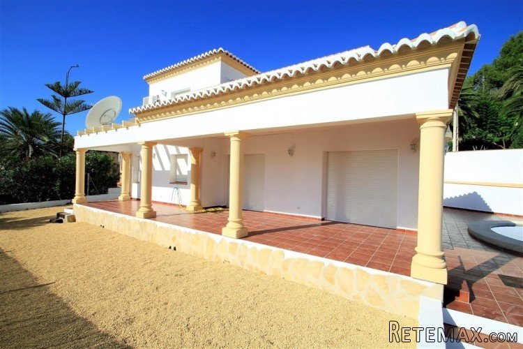 The villa for sale in mediterrean style was built a few.. - 5