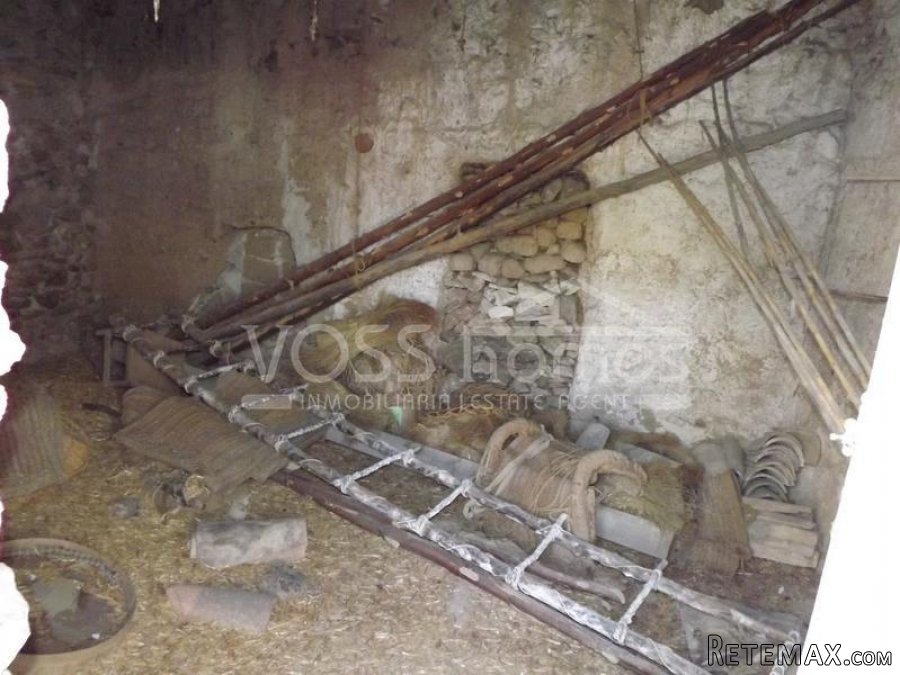 Large approx 150m2 country house to renovate on rustic land.. - 17