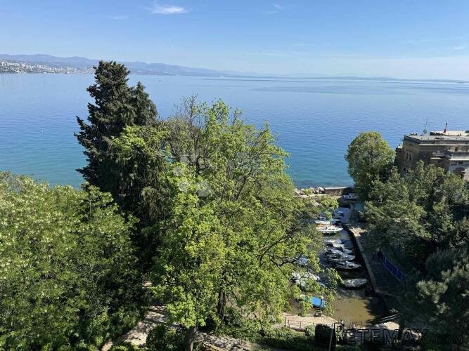 OPATIJA, CENTAR - prostran stan s terasom , prvi red do mora