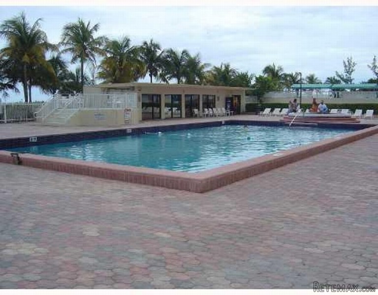 2 bedroom Flat For Sale: 5005 Collins..