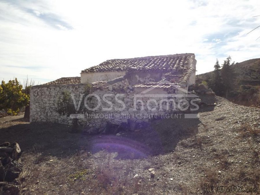 Large approx 150m2 country house to renovate on rustic land.. - 18