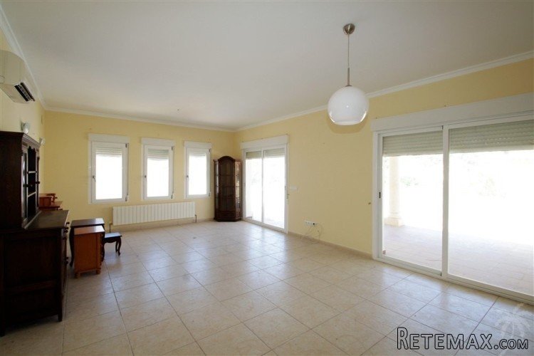 The villa for sale in mediterrean style was built a few.. - 8