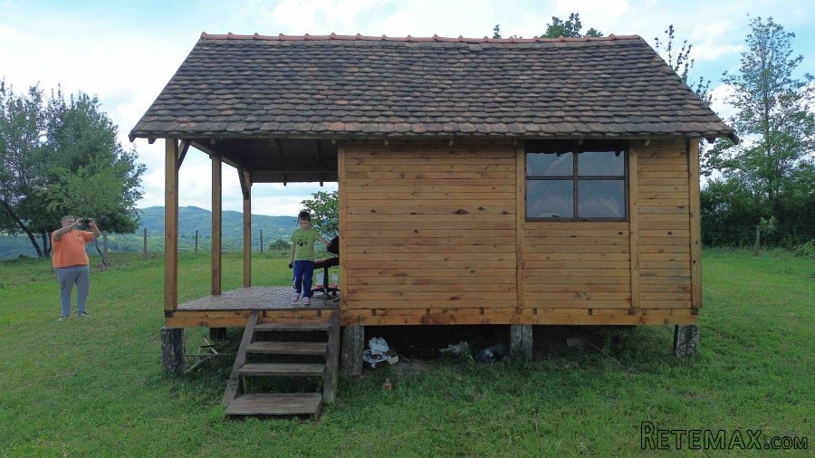 Kuca od drveta sa placem