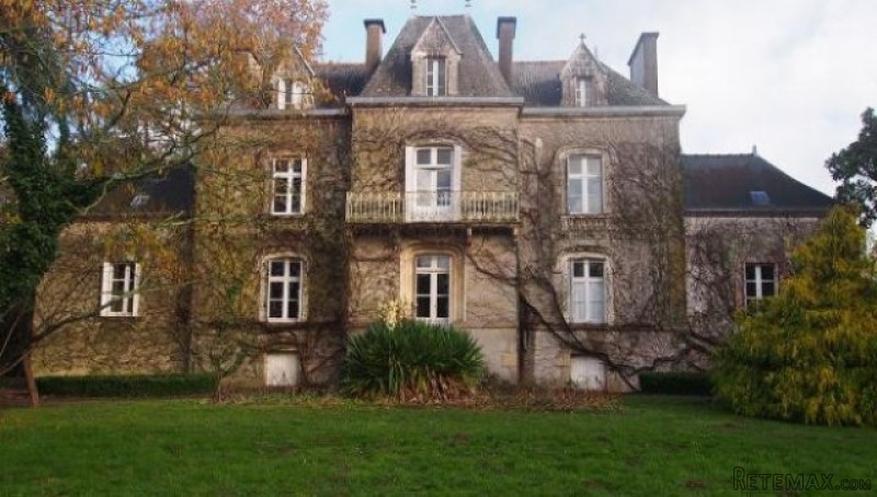 Very pretty country house set among..