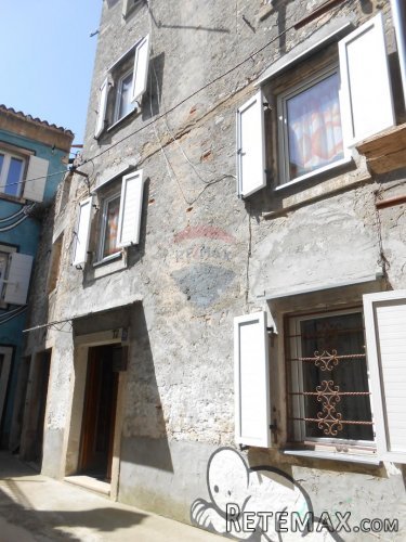Istra, Vodnjan, kuća u nizu kod centra,za uređenje - 2