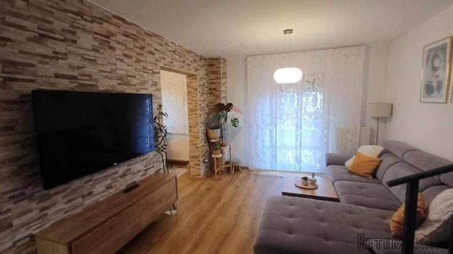 Istra,Pula-kuća u nizu s 3 stana,okućnicom i terasama - 2